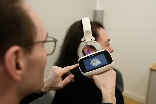 Ein Hörtest wird mit moderner audiometrischer Diagnosetechnologie am Ohr durchgeführt.